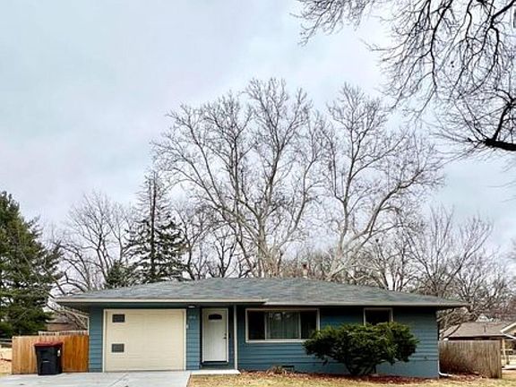 3rd image of 1810 Broadmoore Dr