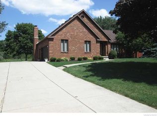 28 Scattertree Ln, Orchard Park, NY 14127