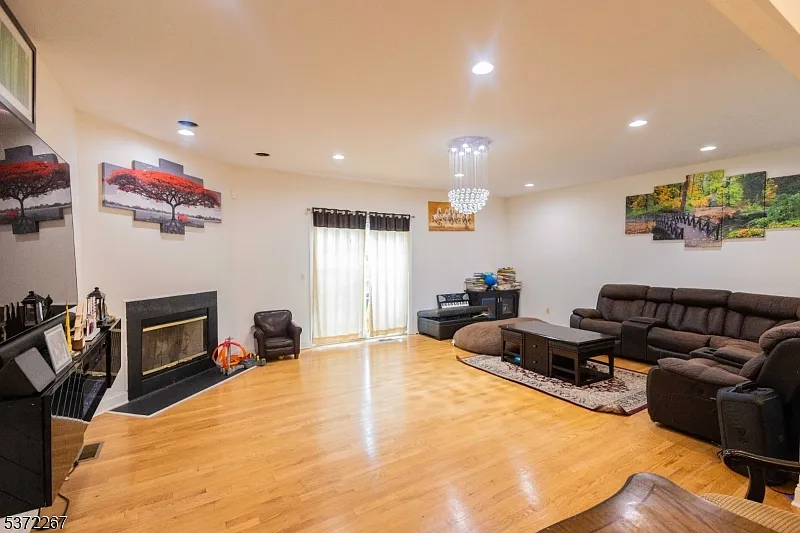 3 bed, 2.5 bath, $3,900 — Photo 3