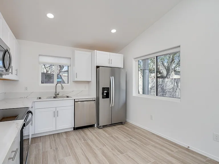 1120 E Waverly St #2 — Photo 16
