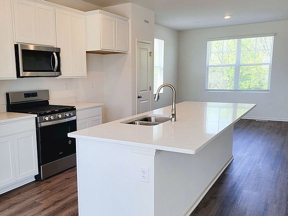 5th image of 579 Yosemite Way