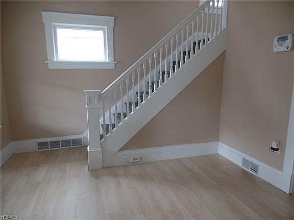 5th image of 3852 W 41st St
