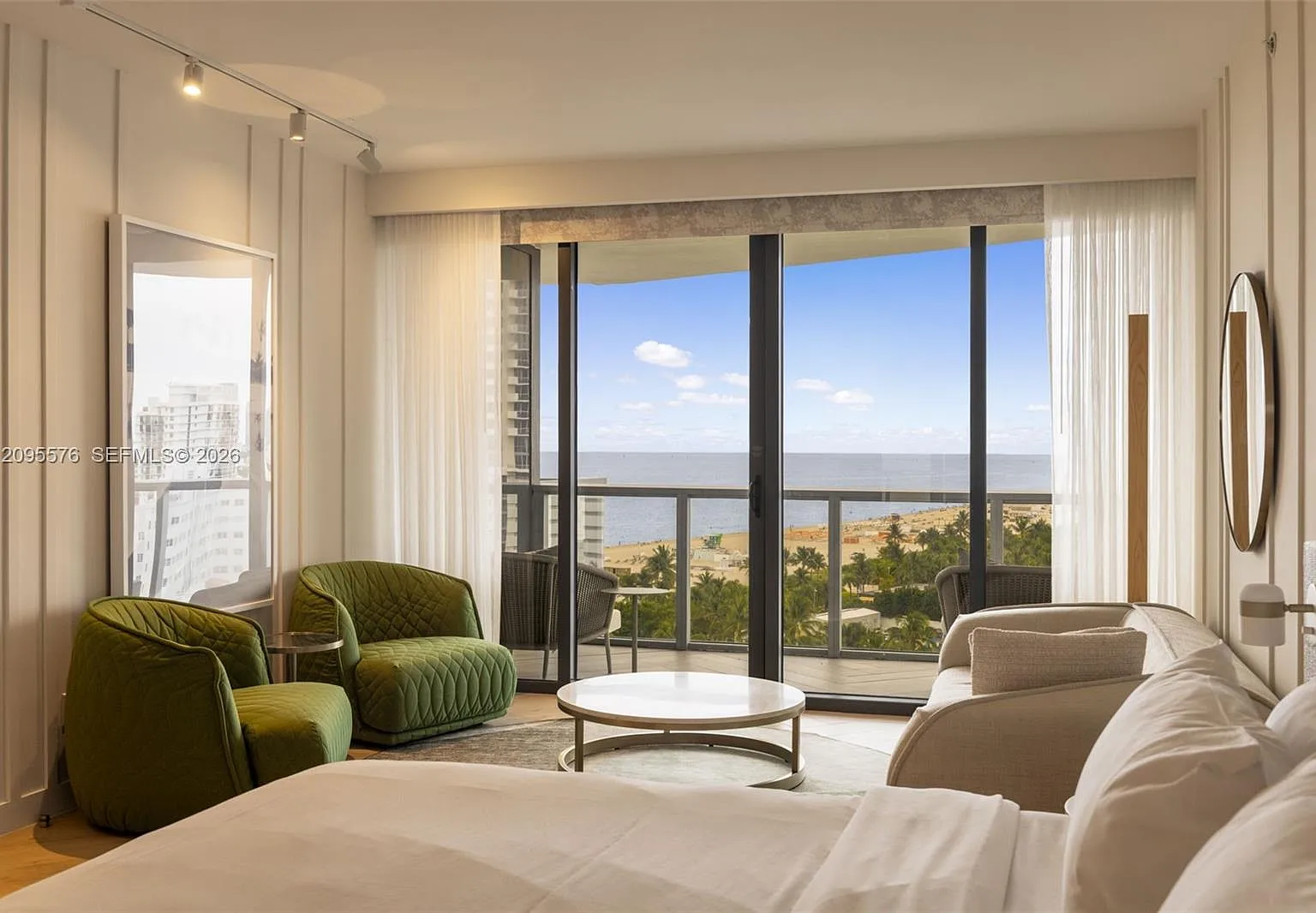 2201 Collins Ave Condo — Photo 2