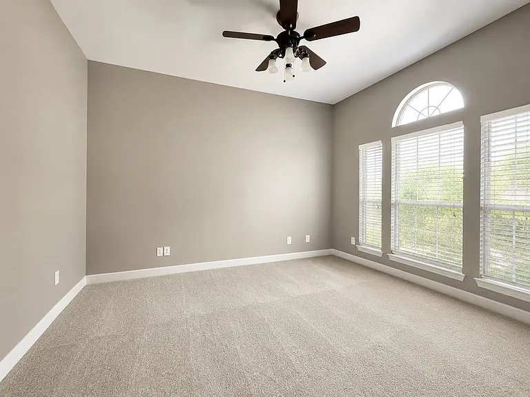1612 Meadowview Dr — Photo 6