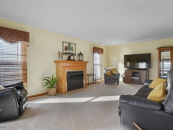 3rd image of 366 Meadowcreek Dr