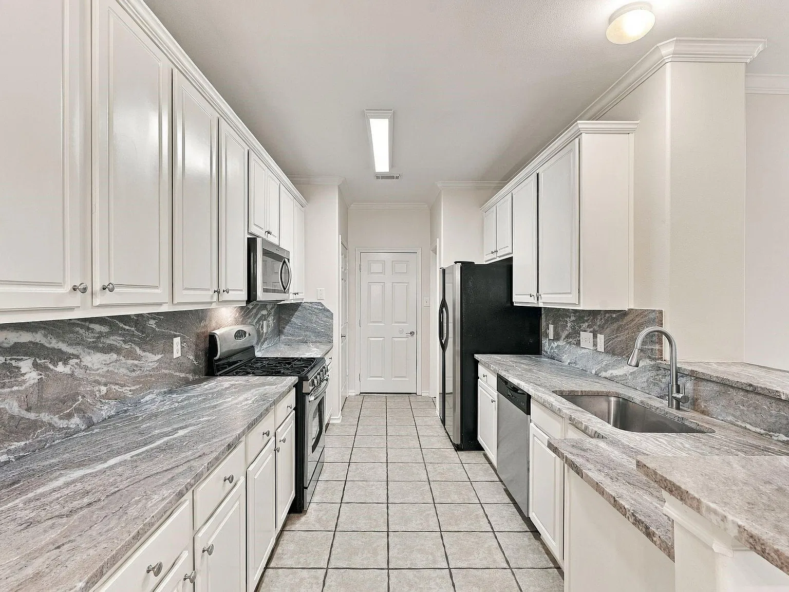 3 bed, 2.5 bath, 1657 sqft, $1,900 — Photo 3