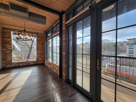 2nd image of 550 E Main St