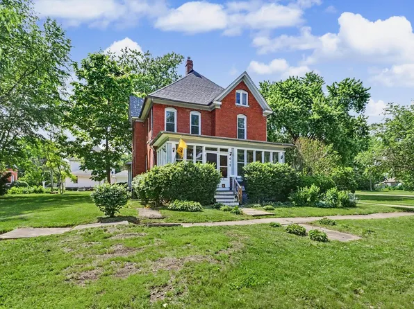 615 N William St, Farmer City, IL 61842