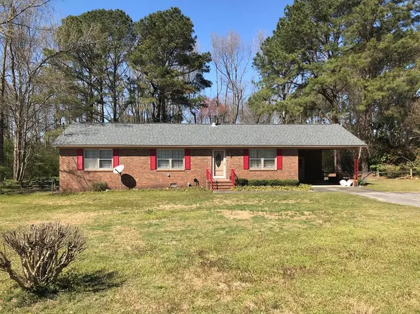 104 Country Club Dr, Mount Olive, NC 28365