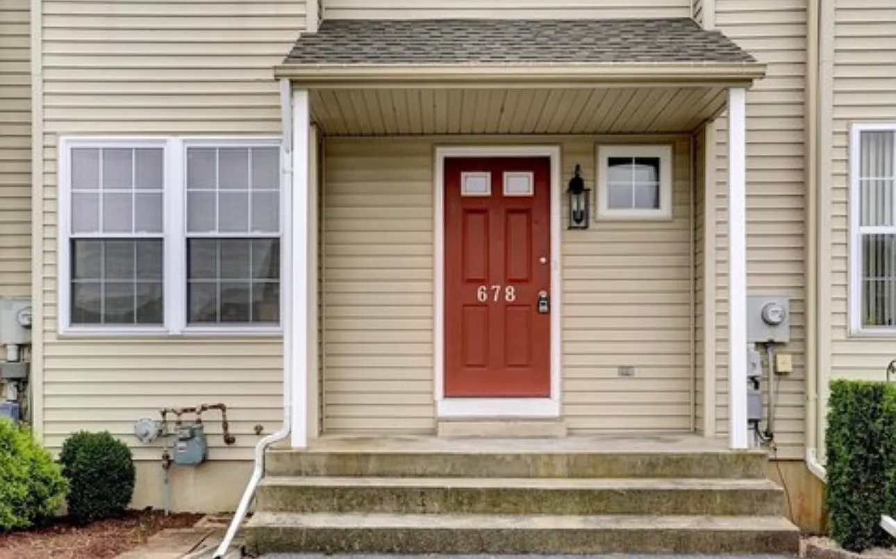 3 bed, 2.5 bath, 3165 sqft, $2,500 — Photo 2