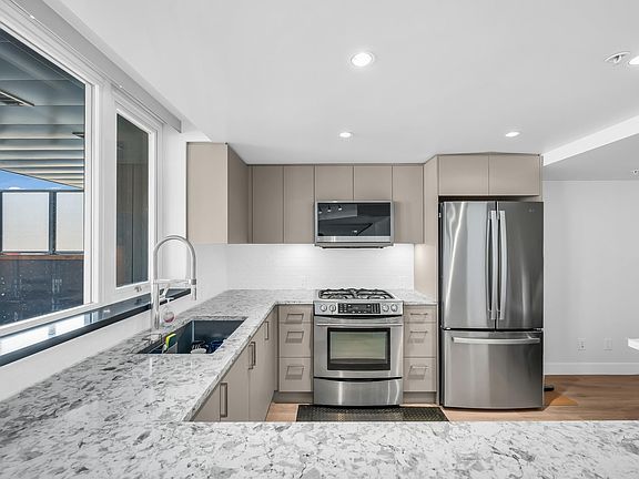 4th image of 8080 Granville Ave #3005