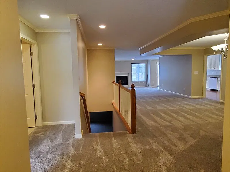 3 bed, 3.0 bath, 3000 sqft, $2,300 — Photo 3