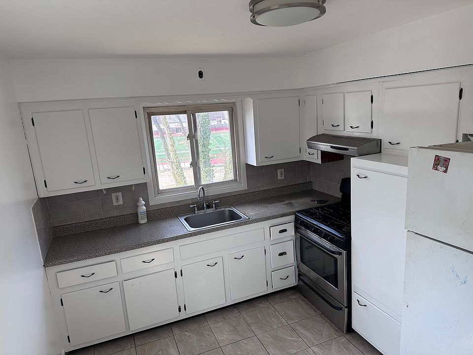 1st image of 458 Highland Ave Floor 3
