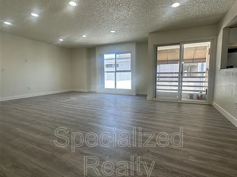 328 E Providencia Ave — Photo 2