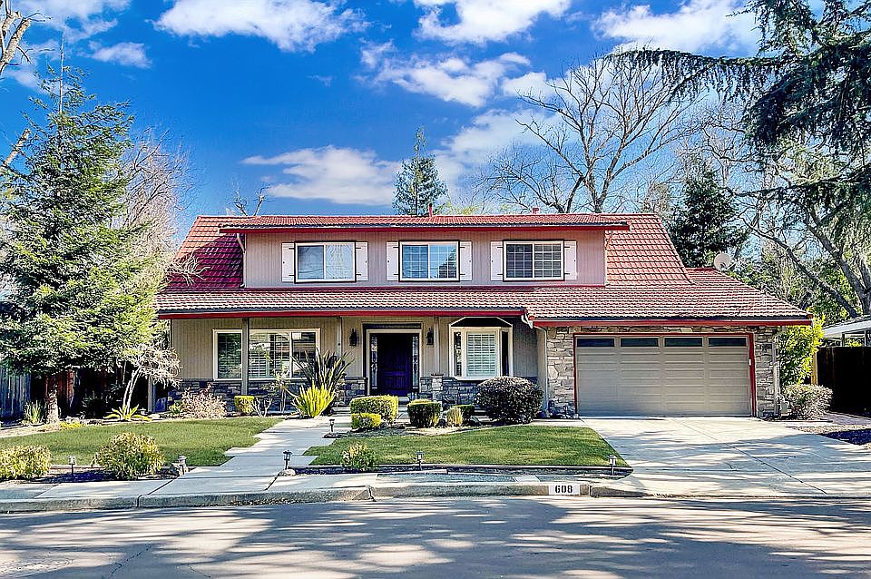 1st image of 608 Everett Dr