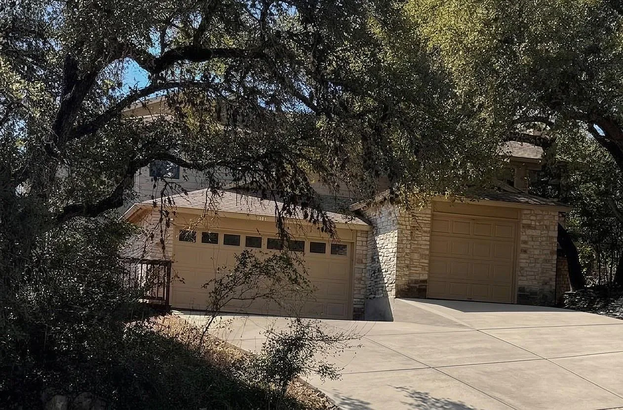 3 bed, 2.5 bath, 2523 sqft, $2,300 — Photo 1