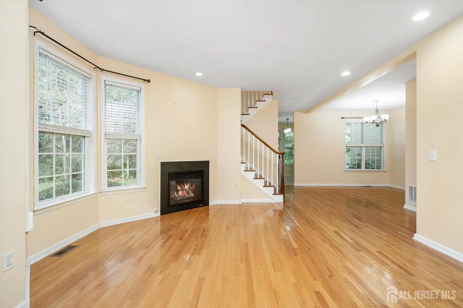3 bed, 2.5 bath, 1831 sqft, $3,700 — Photo 4
