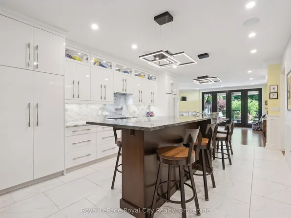 33 Edgehill Dr, Guelph, ON N1H 5E3