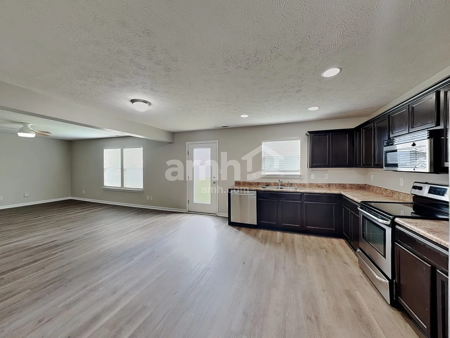 4 bed, 2.5 bath, 2002 sqft, $2,055 — Photo 4