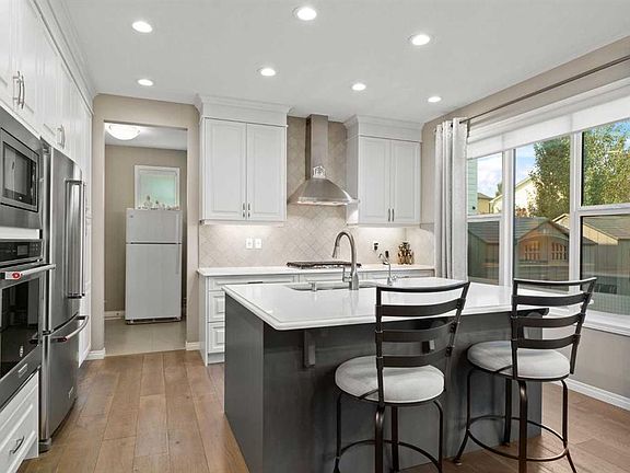 2nd image of 333 E Harvest Hills Way NE
