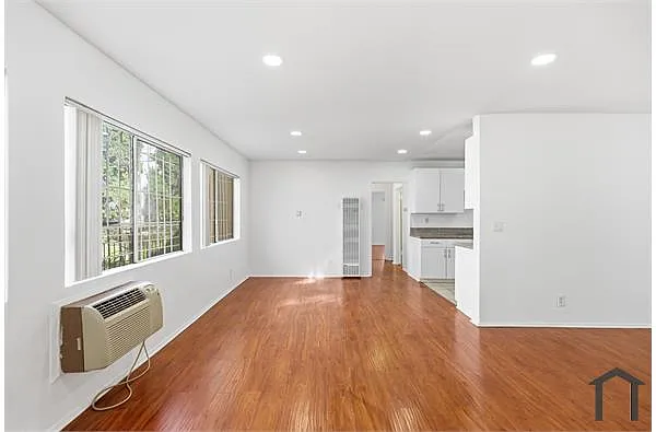 Building Photo - 956 Elden Ave #6