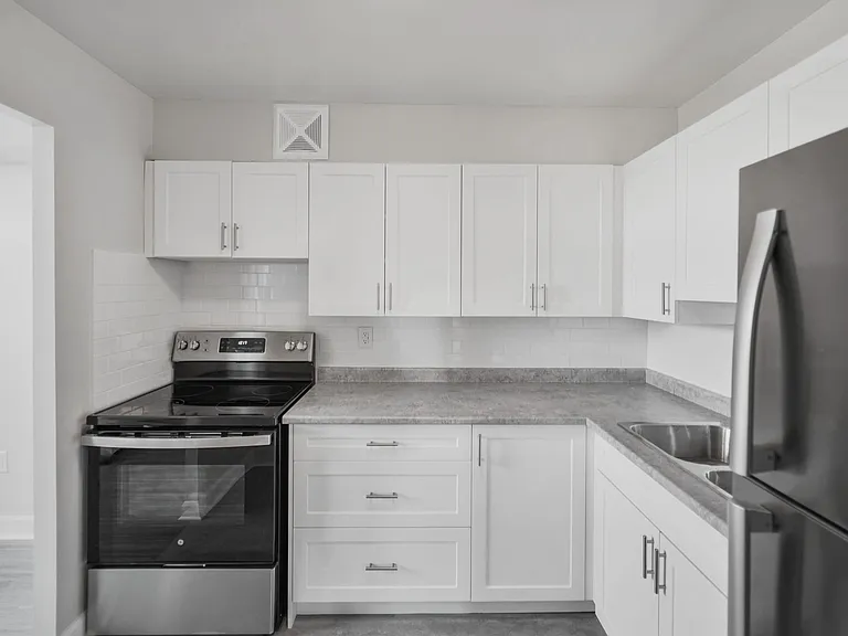 100 Lancaster Dr — Photo 15