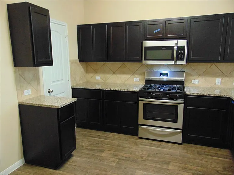 305 Cibolo Creek Dr — Photo 5
