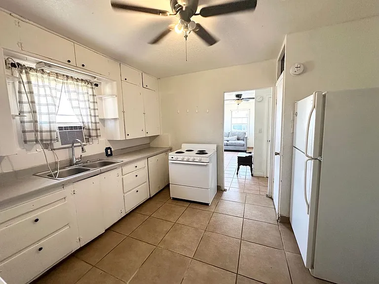 2209 W Kentucky Ave — Photo 3