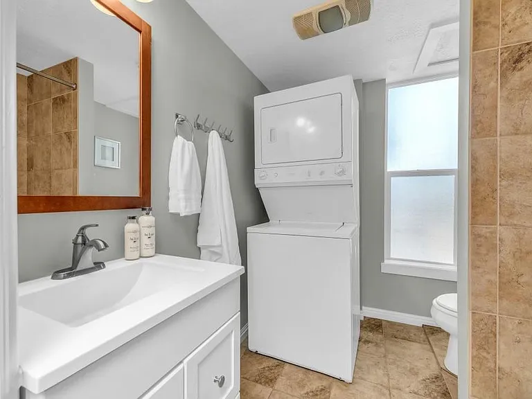 410 E Van Ness Pl — Photo 7