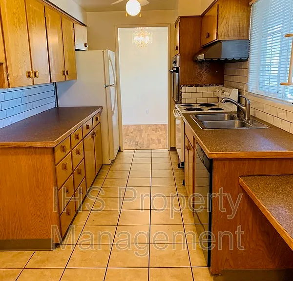 802 N Keller St — Photo 6