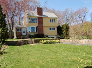 33 Lorelei Dr, Saunderstown, RI 02874