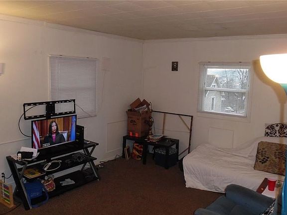 2nd image of 211 Vine St