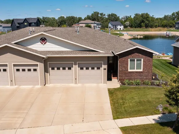 1102 Voyager Dr, Bismarck, ND 58504