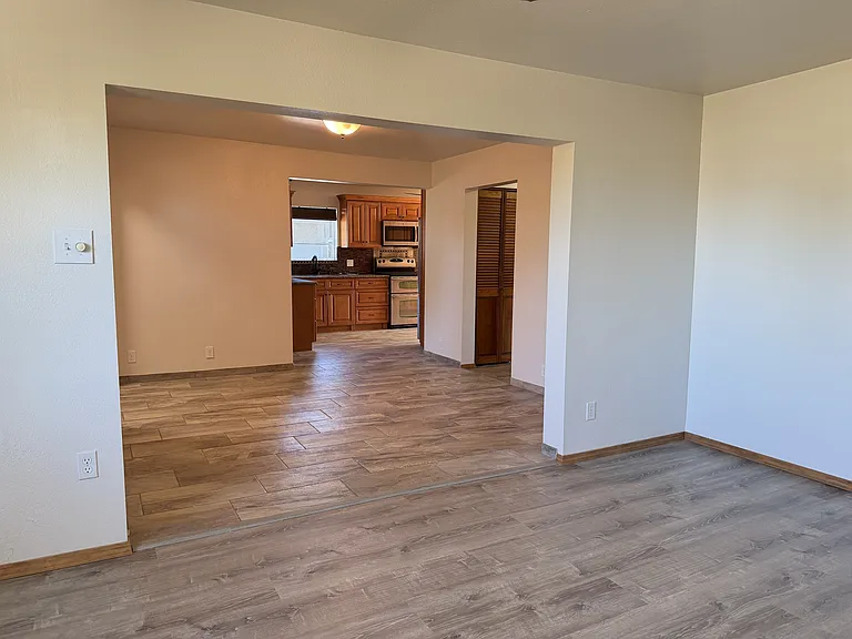 304 Oak St — Photo 5