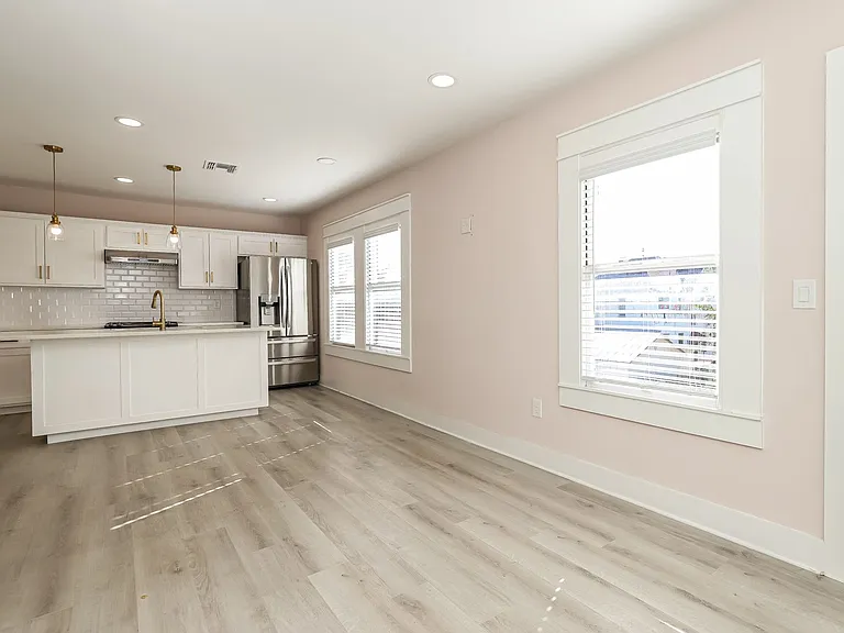 120 E Magnolia — Photo 6