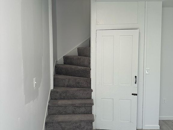 4th image of 453 Krams Ave #1