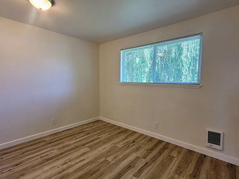 624 NE Housley Ave #6 — Photo 7