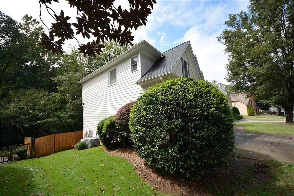 5 bed, 3.0 bath, 2976 sqft, $3,200 — Photo 3