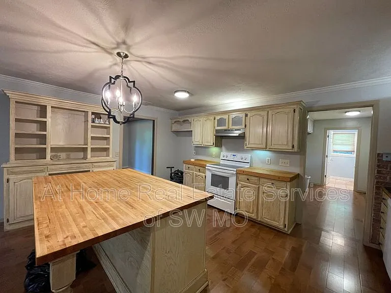 4410 E Valley Rd — Photo 4