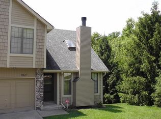 9827 Red Oak Ln, Parkville, MO 64152