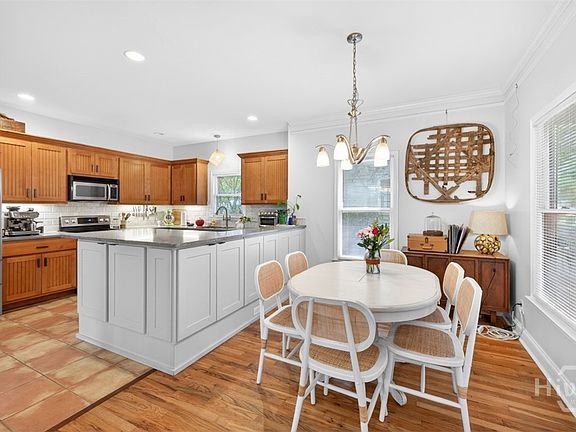 3rd image of 188 Lyndon Avenue