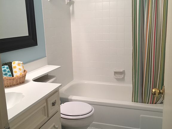 Nicely updated bath