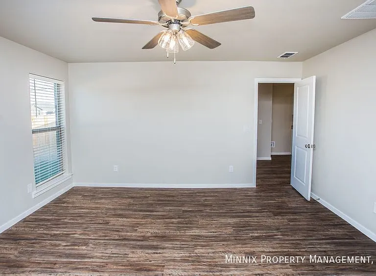 2113 N Avenue L — Photo 32