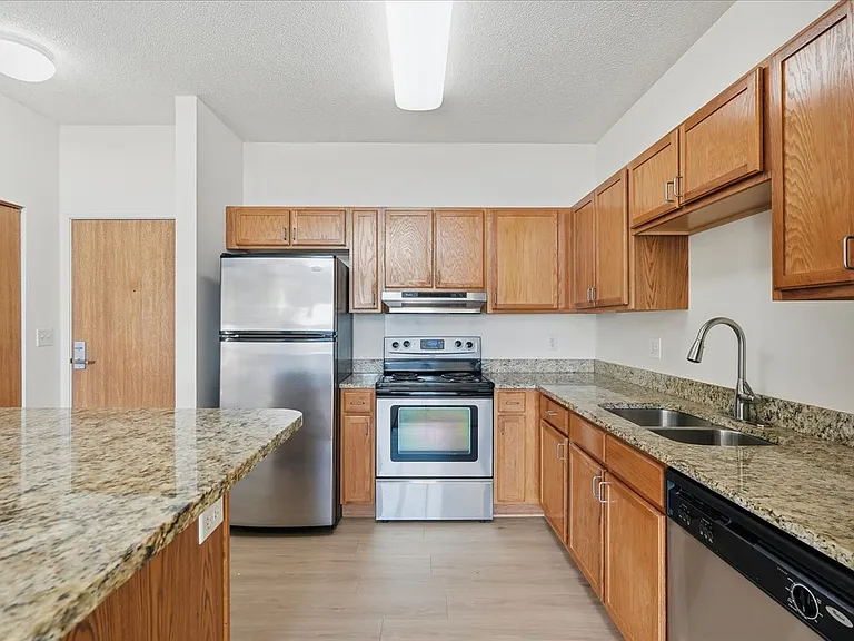 Crown Villa Apartments — Photo 32