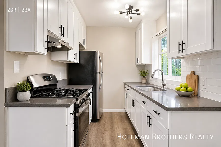 **1 Month Free** Updated Second-Floor Home With Stainless Kitchen, Gated Entry & Laundry Facility — Photo 2