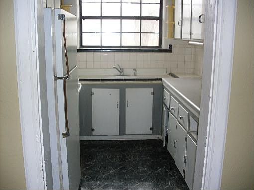 5th image of 618 N Lake St