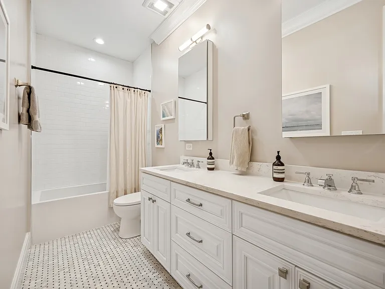 1214 W Fletcher St #11 — Photo 22