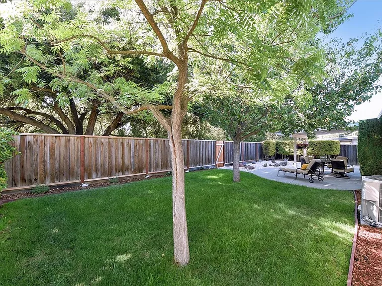 1053 Belvedere Ln — Photo 23