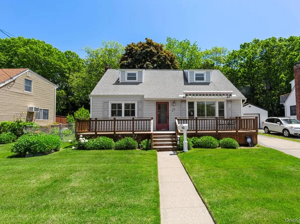 12 Leslie Lane, Massapequa, NY 11758