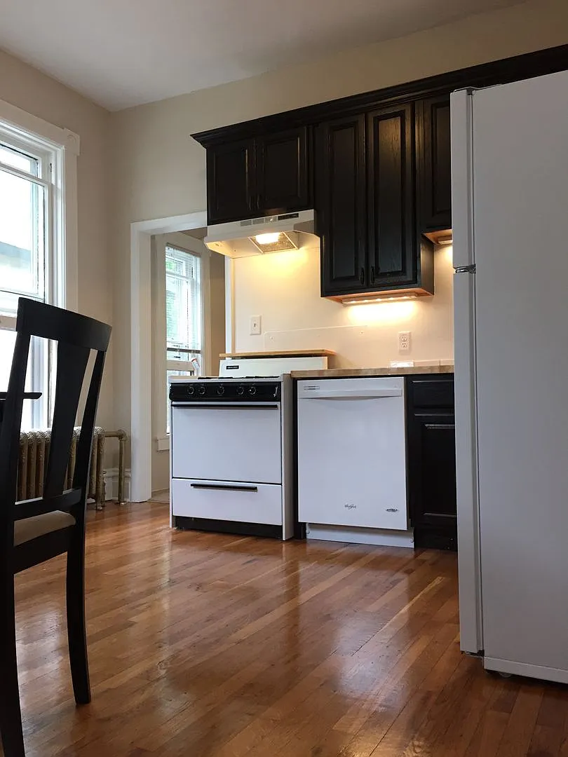 556 Ashland Ave — Photo 4